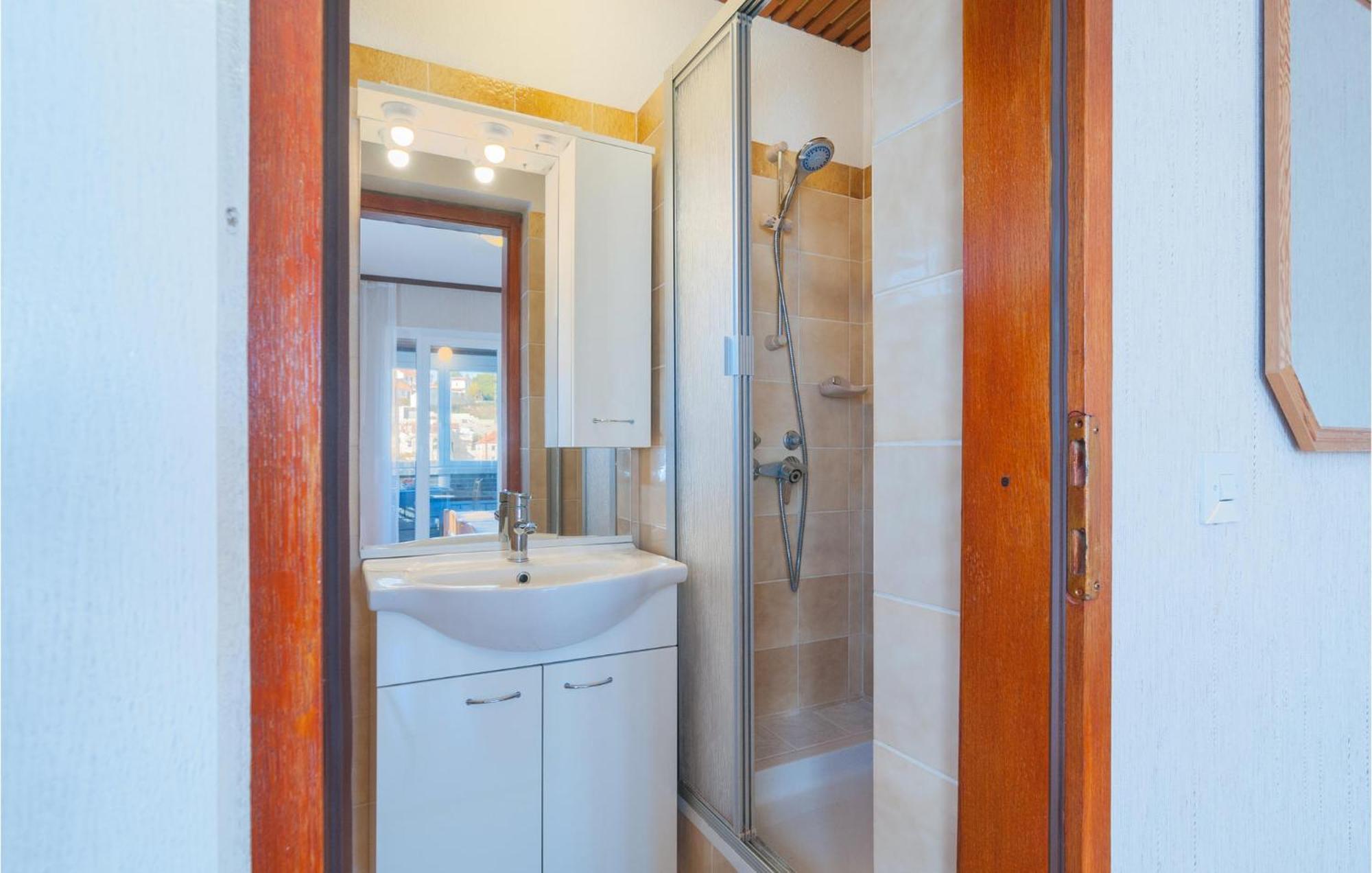 1 Bedroom Cozy Apartment In Splitska Bagian luar foto