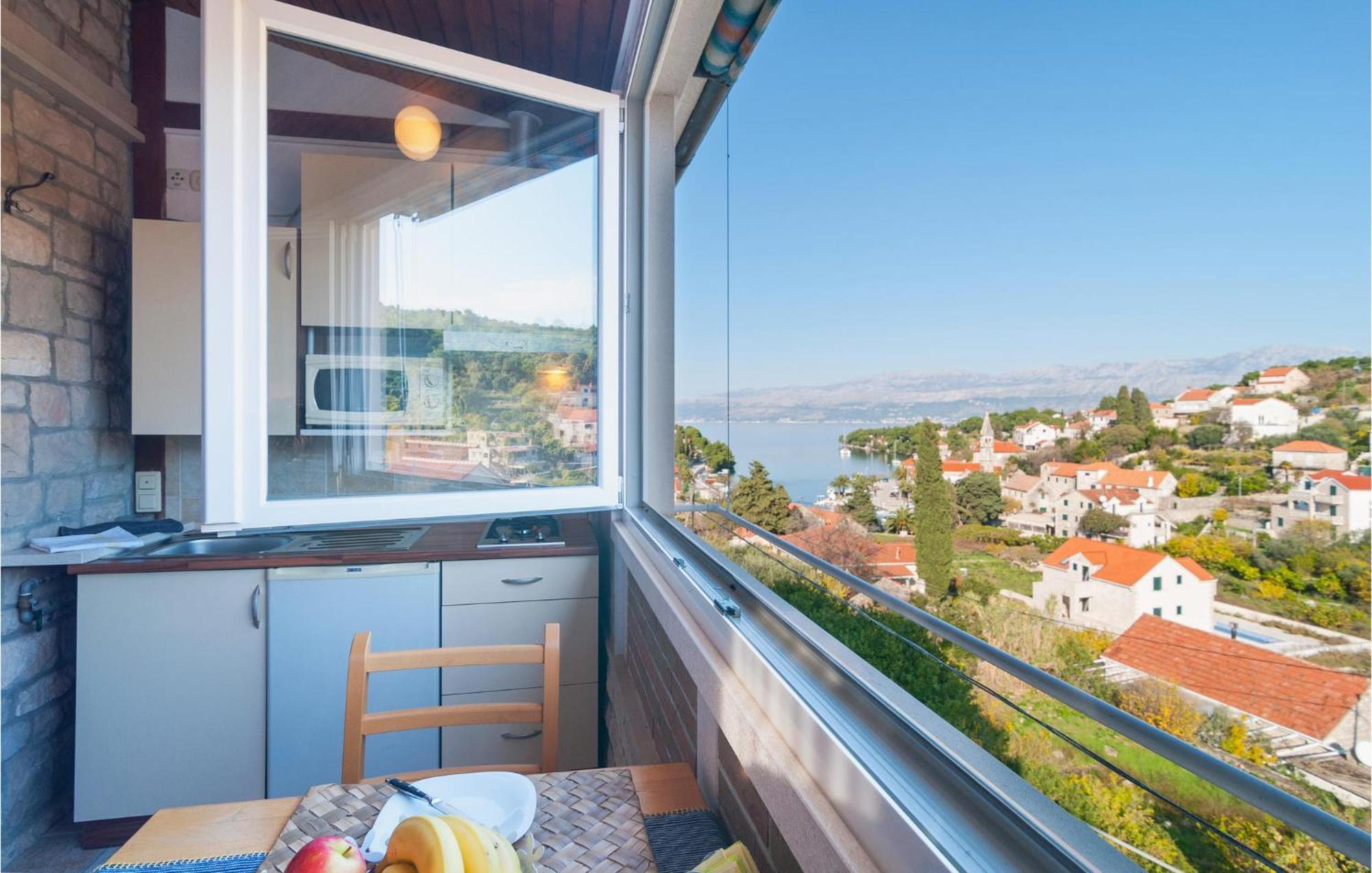 1 Bedroom Cozy Apartment In Splitska Bagian luar foto