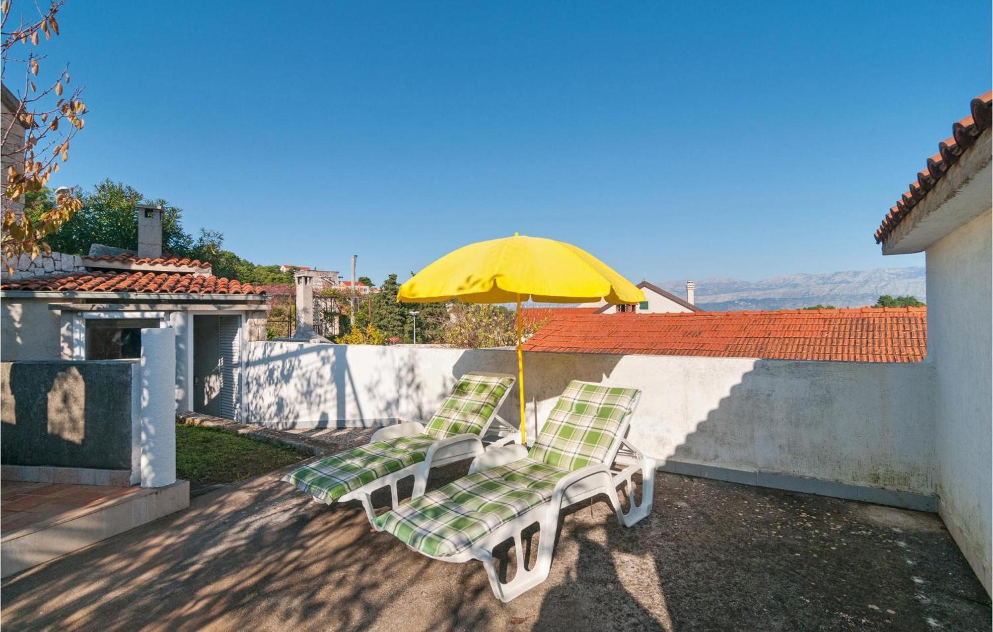 1 Bedroom Cozy Apartment In Splitska Bagian luar foto