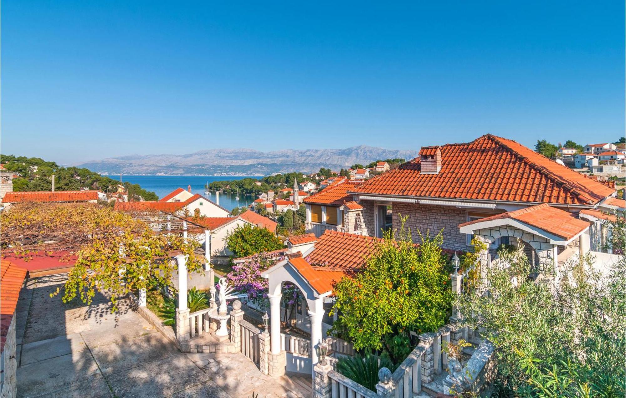 1 Bedroom Cozy Apartment In Splitska Bagian luar foto