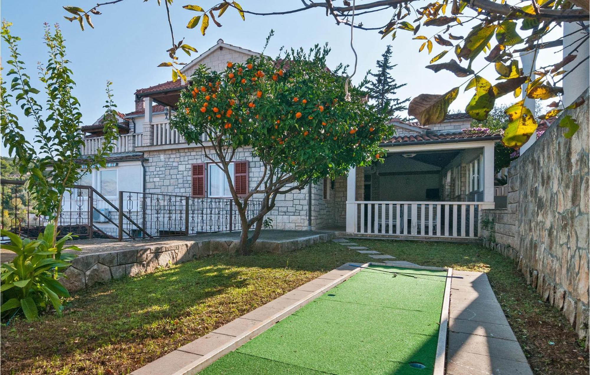1 Bedroom Cozy Apartment In Splitska Bagian luar foto