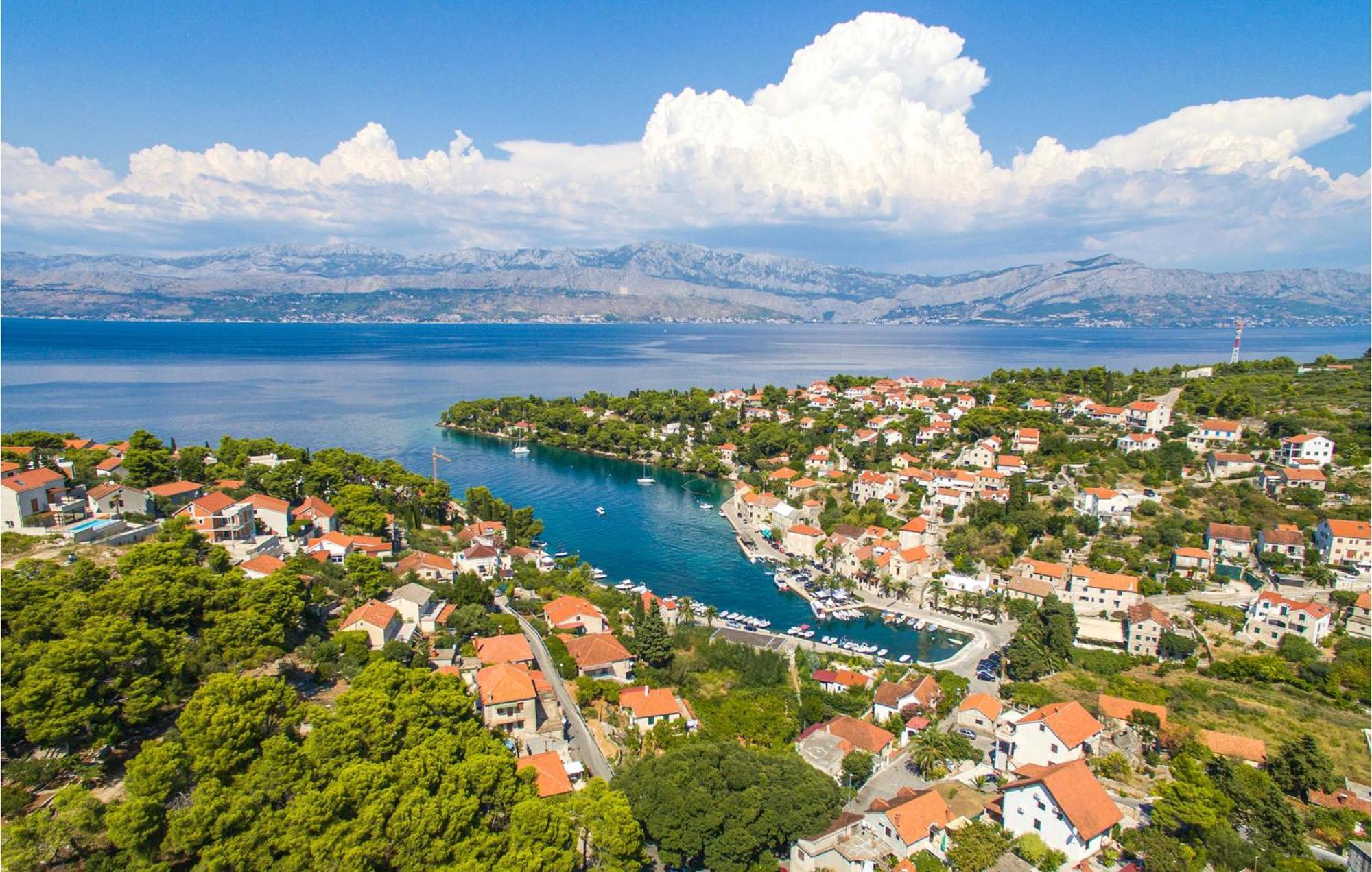1 Bedroom Cozy Apartment In Splitska Bagian luar foto