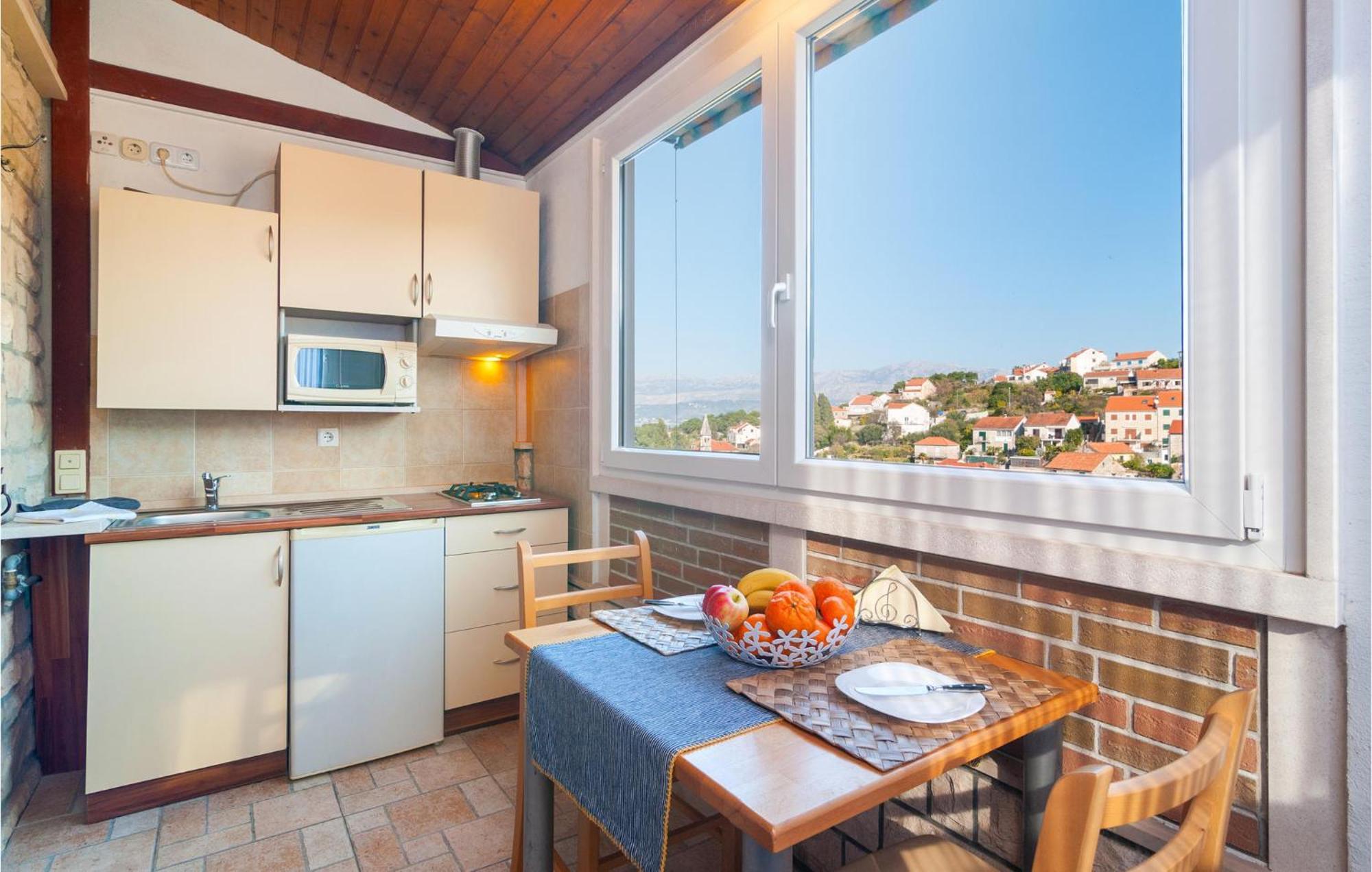 1 Bedroom Cozy Apartment In Splitska Bagian luar foto