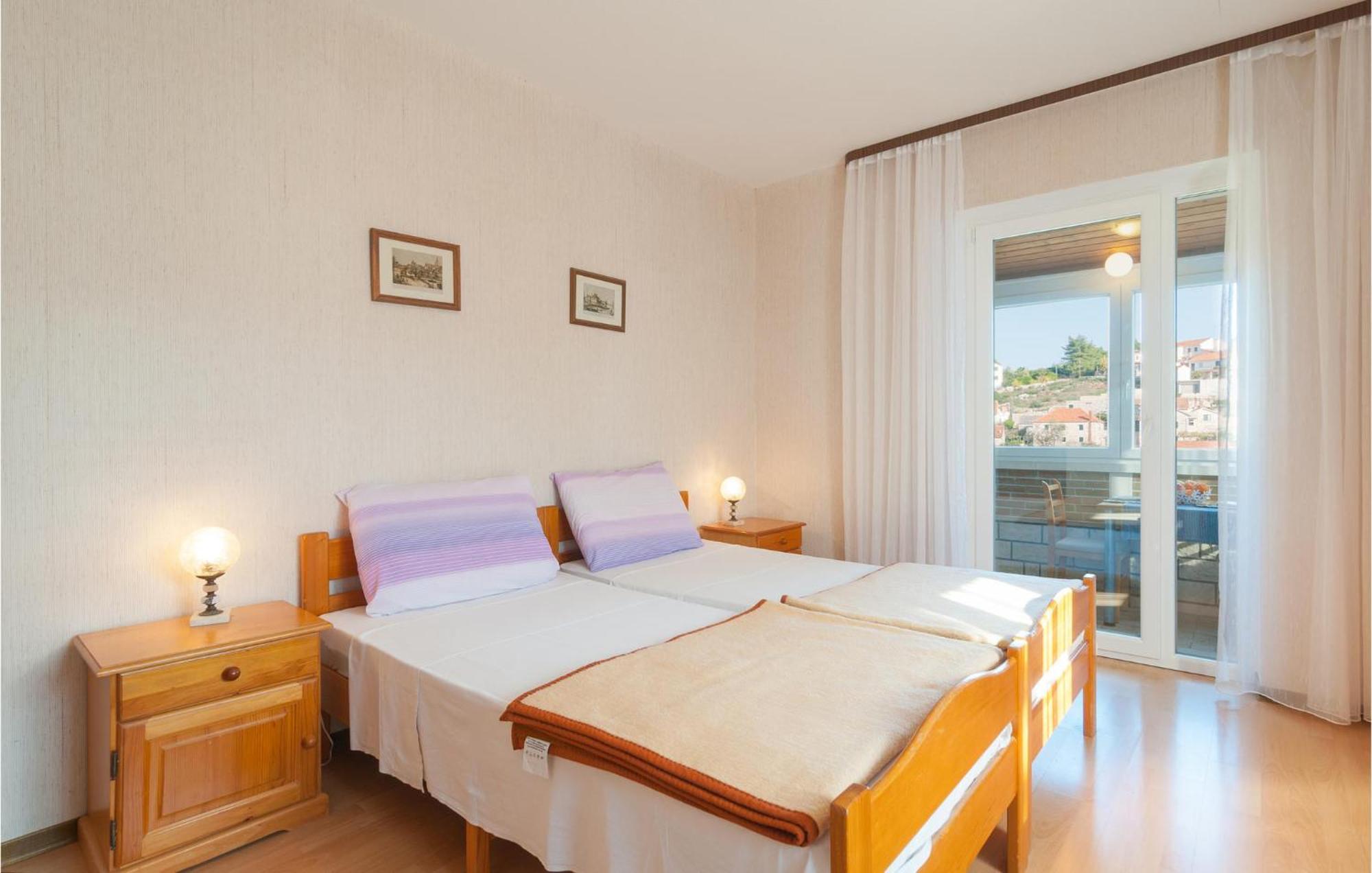 1 Bedroom Cozy Apartment In Splitska Bagian luar foto