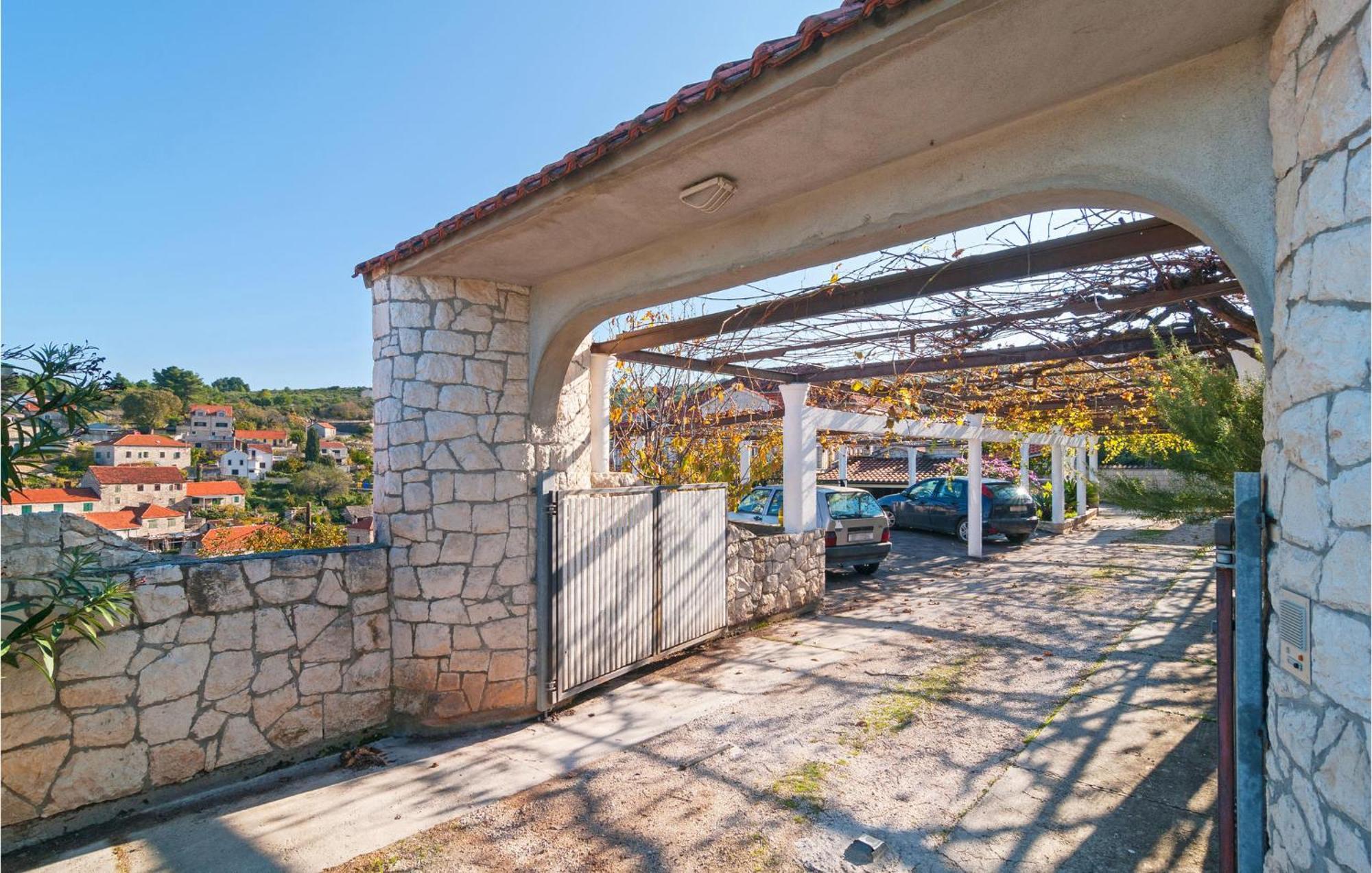 1 Bedroom Cozy Apartment In Splitska Bagian luar foto