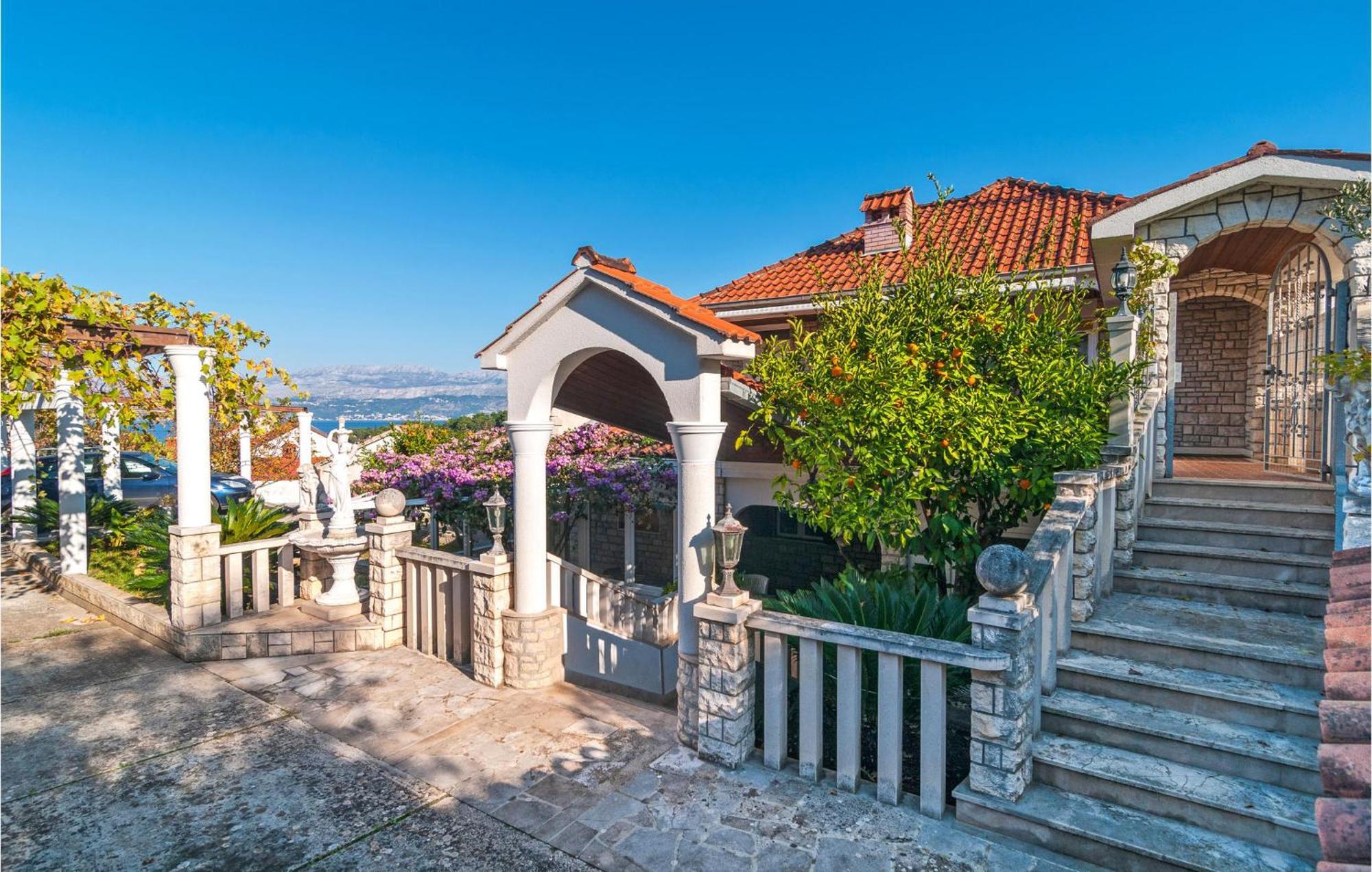 1 Bedroom Cozy Apartment In Splitska Bagian luar foto