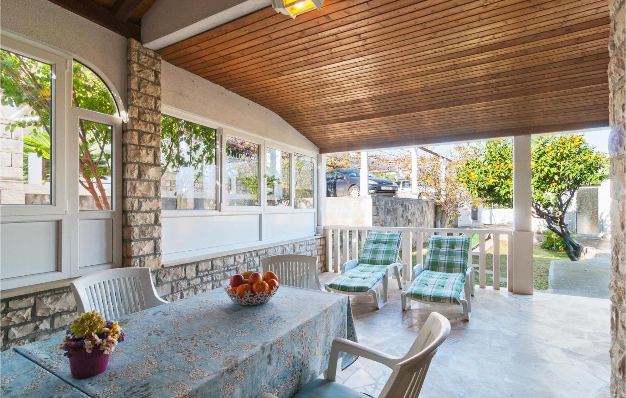 1 Bedroom Cozy Apartment In Splitska Bagian luar foto